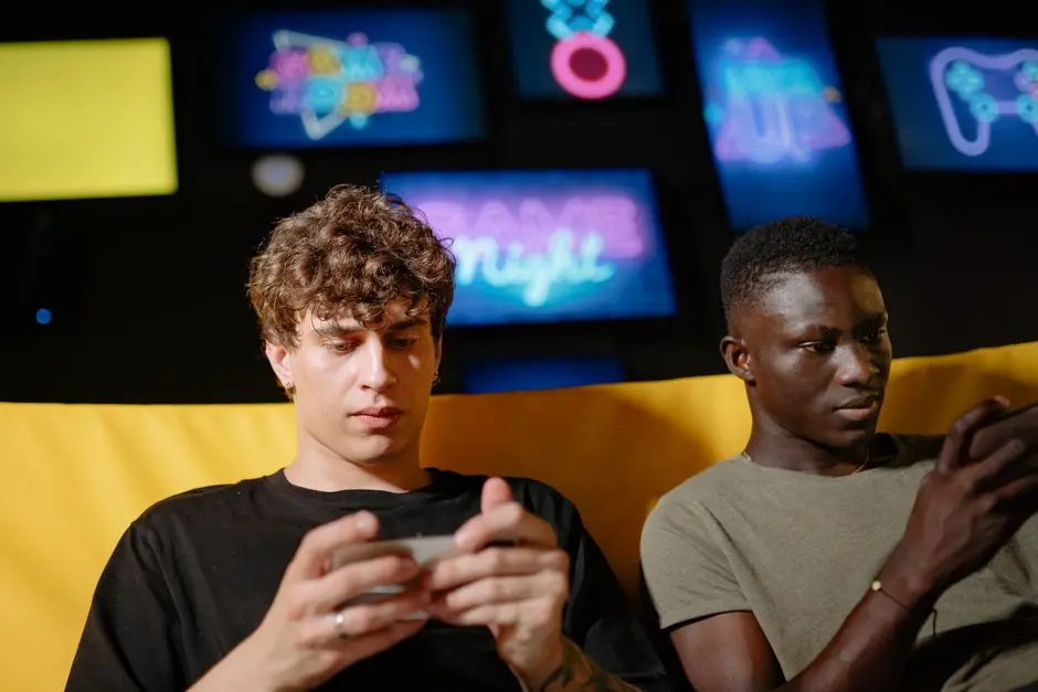 Pemain sedang fokus memainkan game mobile dengan kontrol cepat di smartphone
