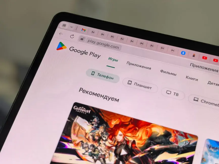 Tampilan permainan game mobile kompetitif di ponsel