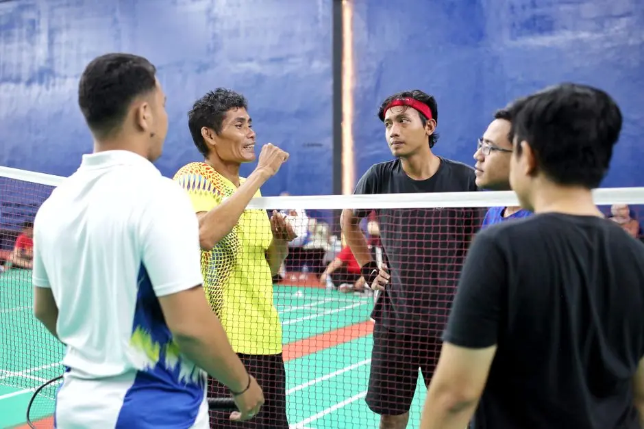 Pemain sedang diskusi strategi di ruang komunitas